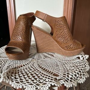 Me Too Womens Myra Open Toe & Heel Bohemian Laser Cut Wedge Sandals Tan